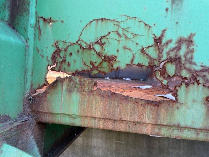 Beschadiging vloeistofdichte container Beschadiging vloeistofdichte container